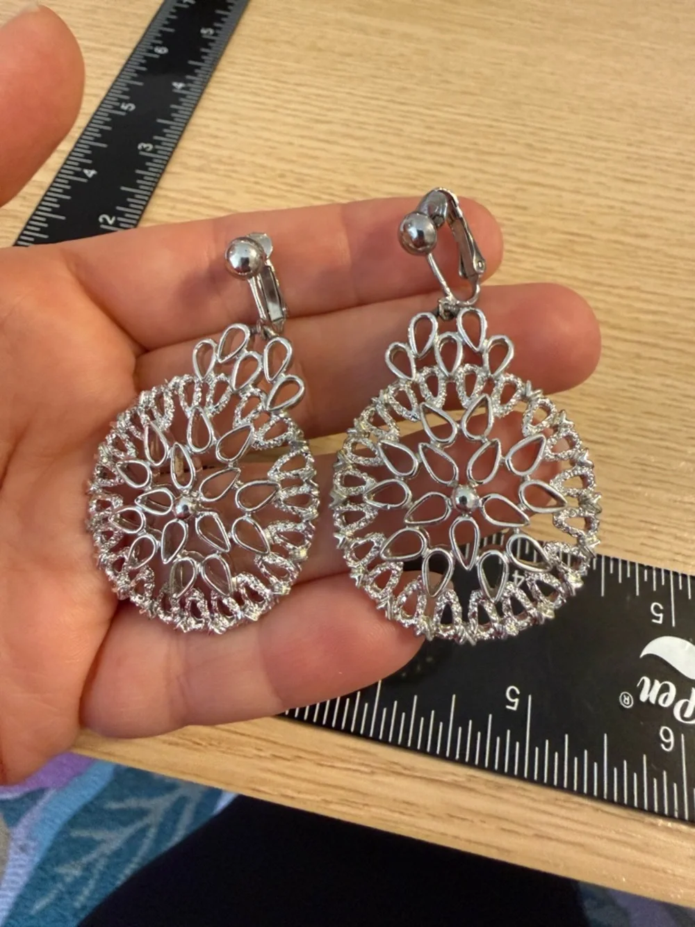 Sarah Coventry Vintage‎ Silver Tone Filigree Teardrop Clip On Dangle Earrings